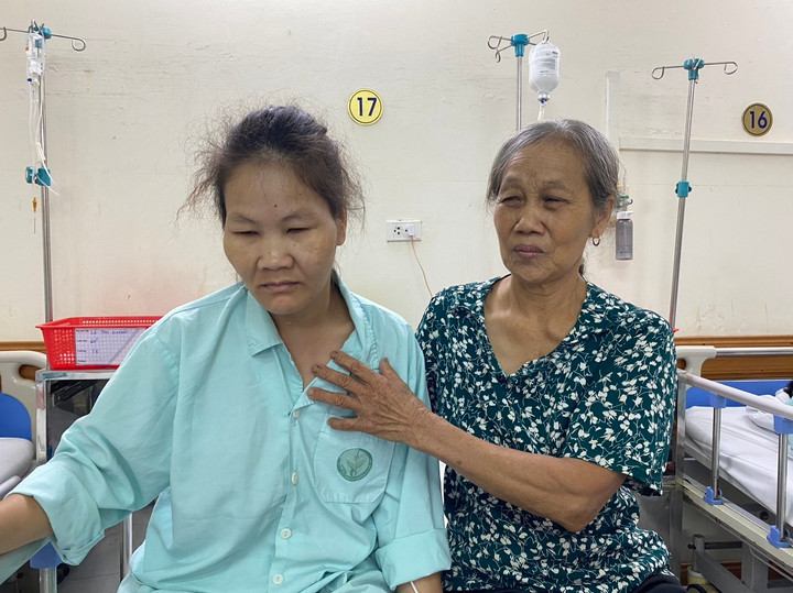 Bà Xuyên hàng ngày vẫn phải chăm sóc con gái mù loà.