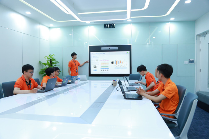 Sinh viên ngành Trí tuệ Nhân tạo trải nghiệm dự án thực tế cùng các kỹ sư giàu kinh nghiệm. (Ảnh: Trường ĐH FPT)