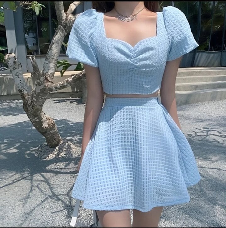 Chân váy ngắn sáng màu dáng xòe sẽ kết hợp hoàn hảo với áo croptop giúp các quý cô có phong cách chuẩn đẹp và trẻ trung.