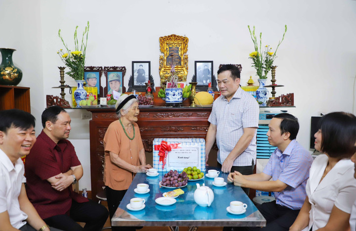 Ông Nguyễn Tiến Minh, Bí thư Huyện ủy Thường Tín tặng quà Mẹ Việt Nam Anh hùng Nguyễn Thị Điểm, xã Tự Nhiên.