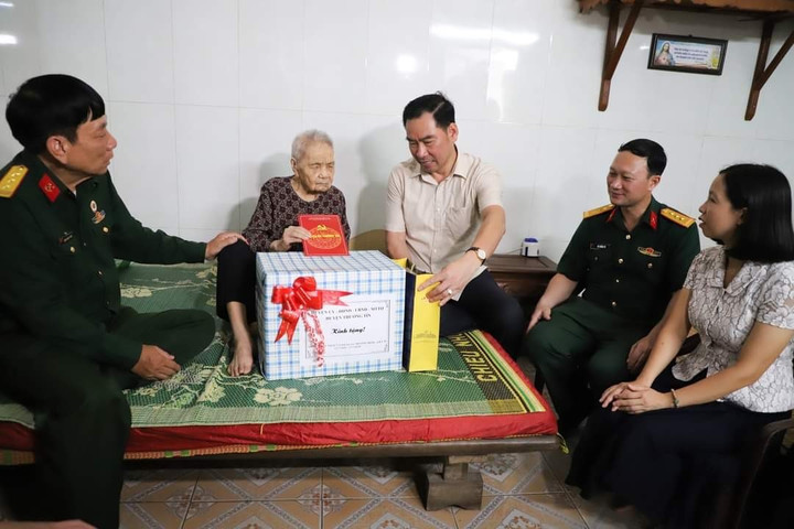 Ông Tạ Hữu Thọ, Phó Bí thư TT Huyện ủy, Chủ tịch HĐND huyện đến thăm và tặng quà Mẹ Việt Nam Anh hùng Nguyễn Thị Hoàn, xã Minh Cường.