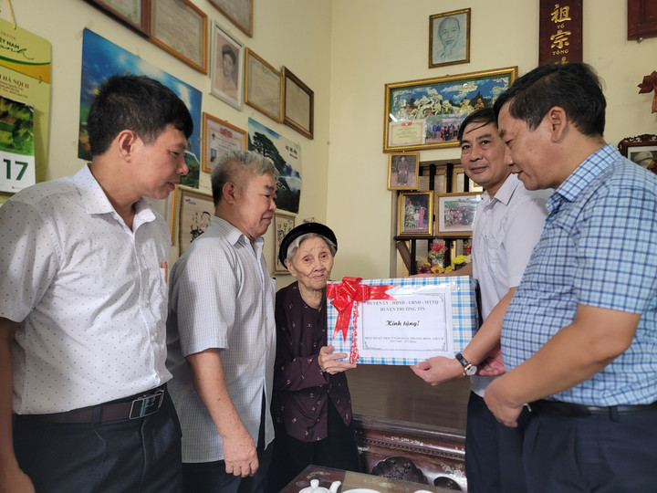 Lãnh đạo huyện Thường Tín đến thăm và tặng quà Mẹ Liệt sĩ Trần Thị Nhát, 98 tuổi tại xã Hiền Giang. (Ảnh: Đỗ Tươi)