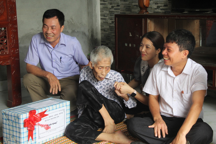 Bà Hoàng Thị Mão, xã Hiền Giang là cựu thanh niên xung phong bị nhiễm chất độc hóa học. (Ảnh: Đỗ Tươi)