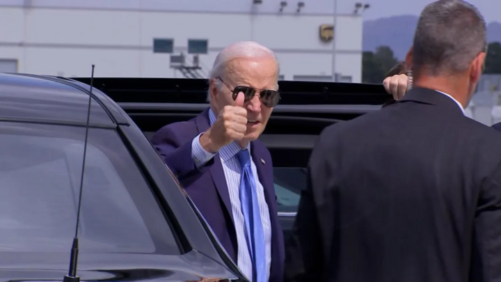 Ông Biden giơ ngón tay cái, ra dấu mình vẫn ổn với các phóng viên. (Ảnh: CNN)