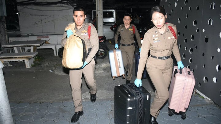 Cảnh sát Thái Lan chuyển hành lý của các nạn nhân khỏi hiện trường. (Ảnh: Thai Rath)