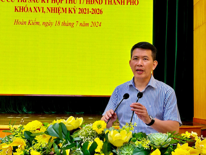 Chủ tịch UBND quận Hoàn Kiếm Phạm Tuấn Long trả lời vấn đề thuộc thẩm quyền. (Ảnh: Tuấn Việt)