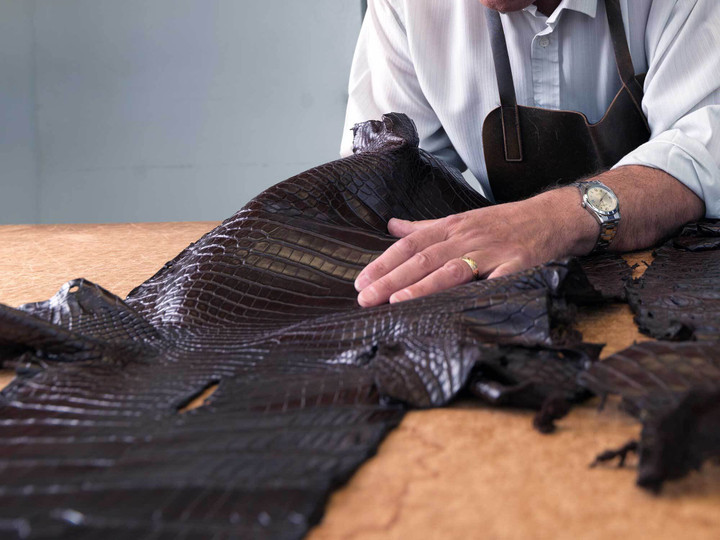 Da cá sấu cần trải qua nhiều công đoạn chế biến tỉ mỉ. (Ảnh: Crockett & Jones)