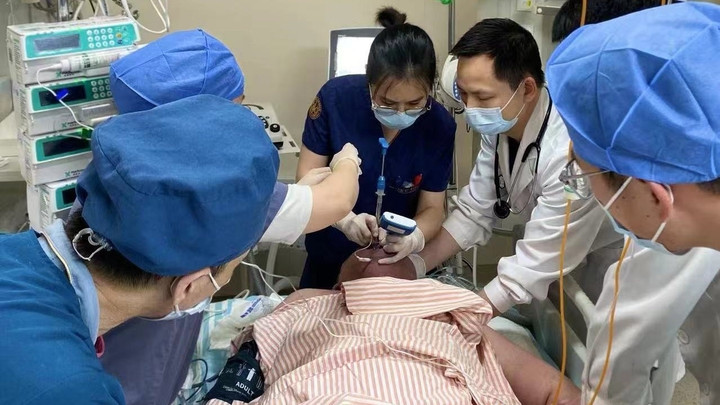 Một cụ ông ngất xỉu vì say nắng trong nhà. (Ảnh: HK01)