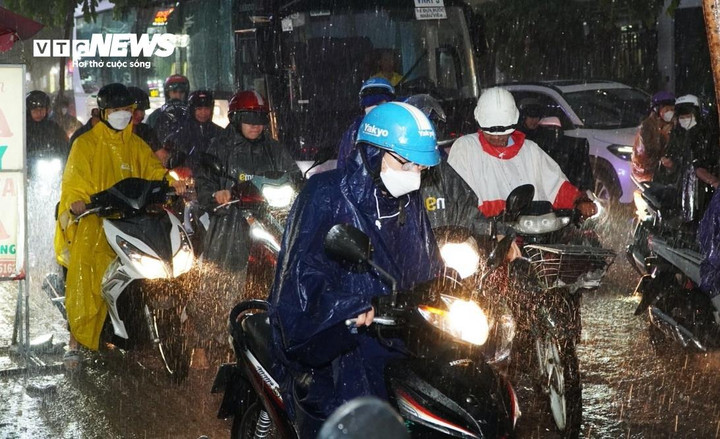 Thời tiết TP.HCM hôm nay 19/7, nắng gián đoạn, về chiều tối có mưa dông, nhiệt độ cao nhất khoảng 32 độ C.