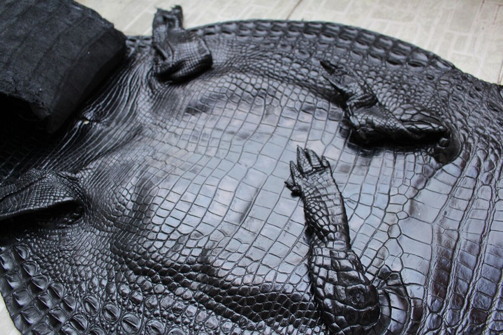 Tại sao da cá sấu lại đắt hơn hẳn so với các loại da khác? (Ảnh: Ebay)
