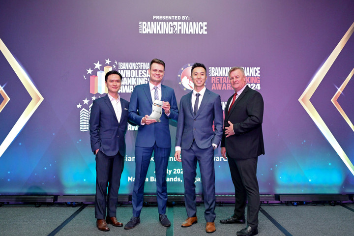 Đội ngũ phát triển Sản phẩm Thẻ của Home Credit Việt Nam nhận cúp từ Asian Banking & Finance tại sự kiện ở Singapore.