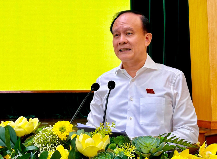 Chủ tịch HĐND TP Hà Nội Nguyễn Ngọc Tuấn tiếp thu các vấn đề cử tri nêu. (Ảnh: Tuấn Việt)