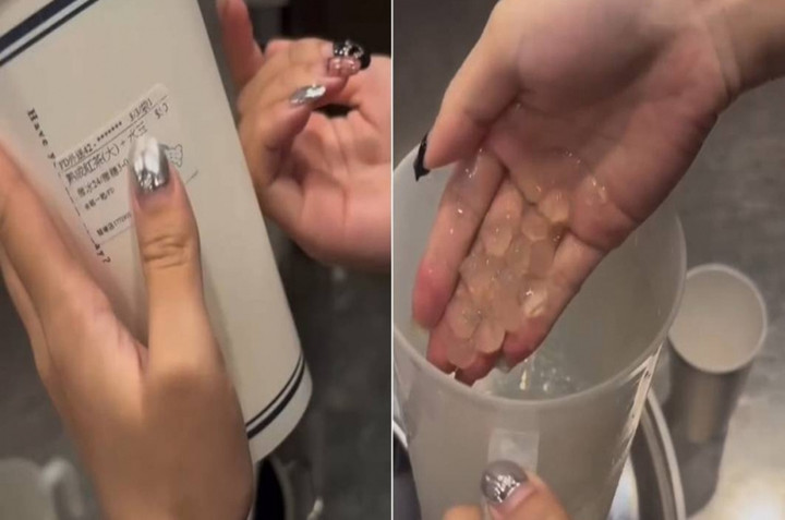 Nữ nhân viên dùng bàn tay dính nước bọt của mình pha chế cốc trà sữa của khách hàng.