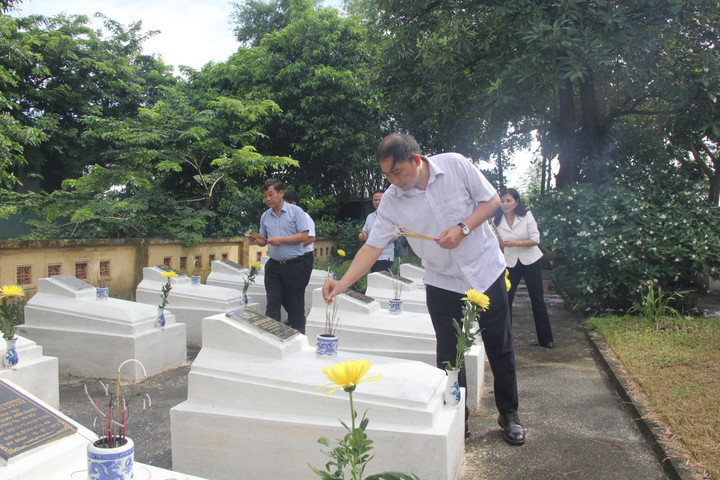 Ông Nguyễn Xuân Minh, Chủ tịch UBND huyện Thường Tín thắp hương tưởng nhớ các anh hùng liệt sỹ tại nghĩa trang xã Hiền Giang. (Ảnh: Đỗ Tươi)