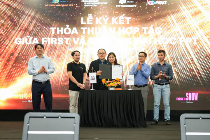 Trường Đại học FPT thực hiện ký kết trực tuyến với FIRST®. (Ảnh: Trường ĐH FPT)