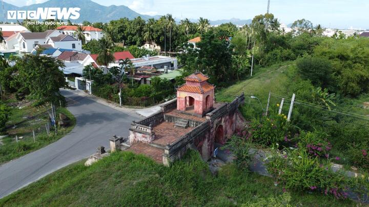 Để thực hiện dự án, phải giải tỏa khoảng 55.000 m2 đất thành cổ, hơn 39.000 m2 đất cơ quan đoàn thể, hơn 100.000 m2 đất do các hộ dân đang sử dụng.
