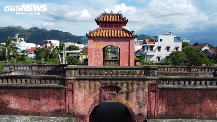Hạn chế sử dụng phương tiện cơ giới để trùng tu thành cổ.