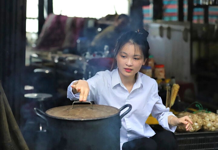 Nữ sinh bán hàng trên đèo Đá Trắng phụ mẹ. (Ảnh: NVCC)
