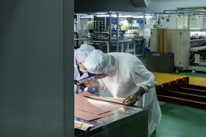 Lá đồng sản xuất tại nhà máy của công ty Huanergy. (Ảnh: Bloomberg)