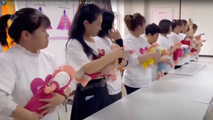 Dư luận cho rằng tiêu chuẩn đào tạo dành cho bảo mẫu cần phải được cải thiện. (Ảnh: YouTube)