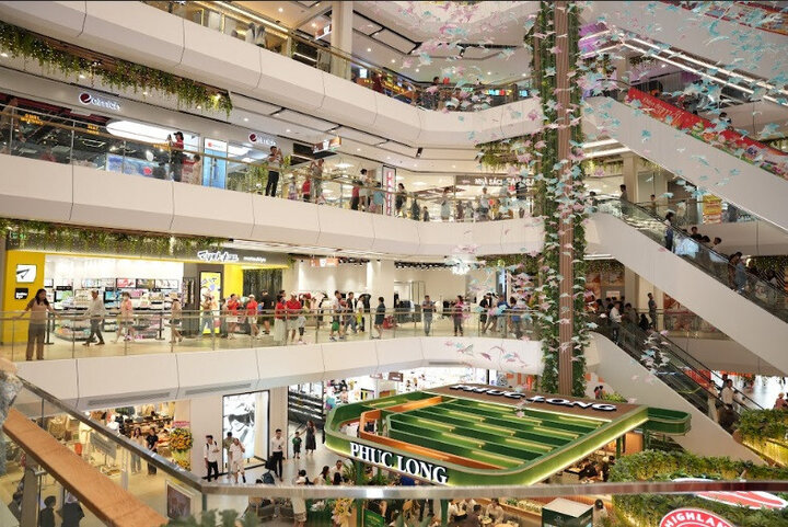 Vincom Mega Mall Grand Park với chủ đề “Park in mall” là điểm đến vui chơi, giải trí của các đông đảo cư dân và du khách.