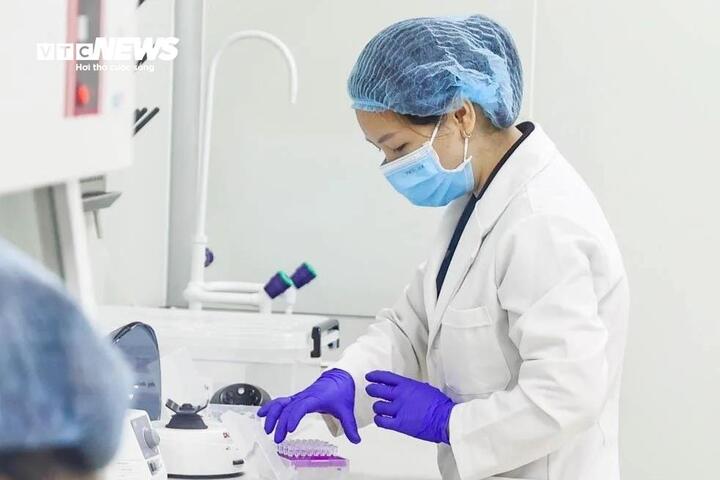Nhân viên y tế lưu mẫu xét nghiệm ADN của khách hàng. (Ảnh minh họa: Chí Hiếu)