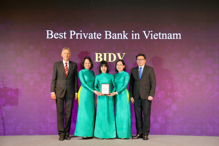 Đại diện BIDV nhận giải “Best Private Banking Services in Vietnam”.