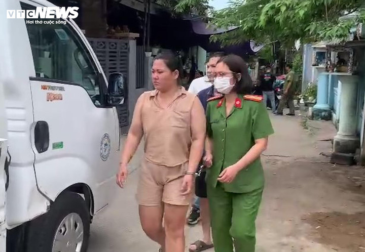 Đinh Thị Công Linh đang bị cán bộ công an áp giải về trụ sở lấy lời khai. (Ảnh: Công Quang)