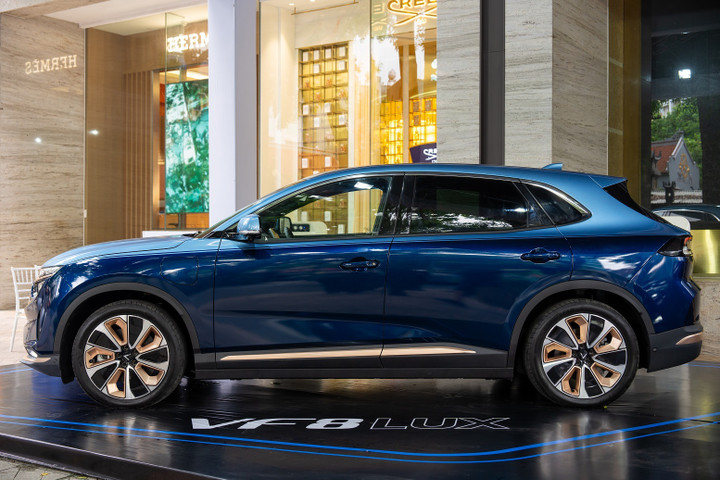 Thân xe khỏe khoắn với đặc điểm nóc và thân là 2 màu riêng biệt.