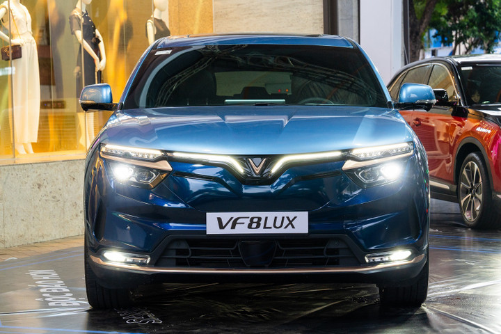 Điểm vượt trội đầu tiên của VinFast VF 8 Lux so với phiên bản hiện có là ấn tượng thị giác mạnh mẽ. Phần nóc và phần thân xe được phối hai màu, mang đến 10 lựa chọn màu sắc nâng cao sang trọng và độc đáo.
