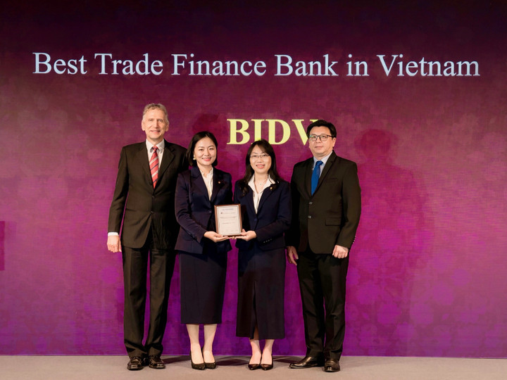 Bà Đặng Hoài Ly (Phó Giám đốc Trung tâm Tác nghiệp Tài trợ thương mại BIDV) và bà Phạm Minh Châu (Phó Giám đốc Ban Chính sách Sản phẩm bán buôn BIDV) nhận giải thưởng.