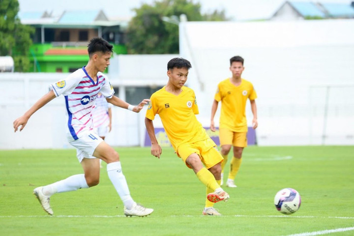 Hà Nội FC (vàng) vào bán kết giải U17 Quốc gia.