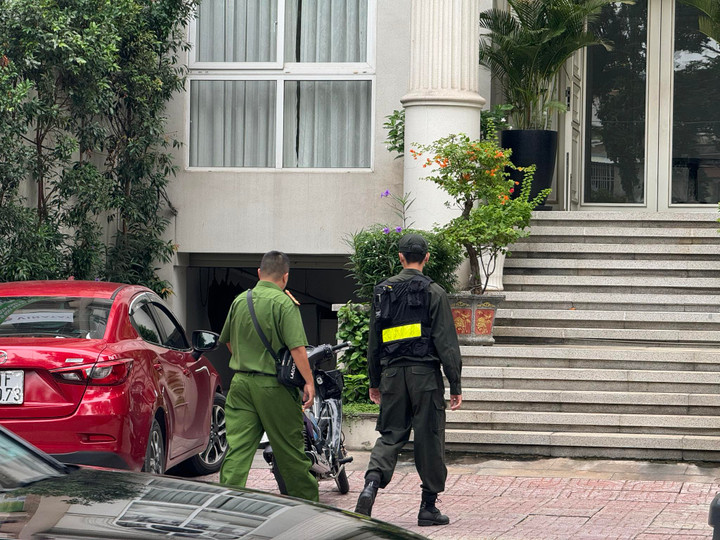 Hơn 10h sáng nay, cảnh sát vẫn đang làm việc tại tòa nhà. (Ảnh: H. Thọ)