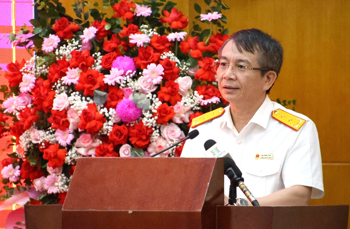 Tổng cục trưởng Tổng cục Thuế Mai Xuân Thành ghi nhận những thành tích xuất sắc của Cục Thuế TP Hà Nội.