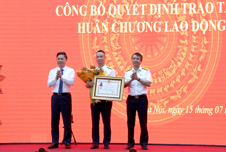 Tổng cục trưởng Mai Xuân Thành và Phó Chủ tịch UBND TP Hà Nội Hà Minh Hải trao tặng Huân chương Lao động hạng Ba cho Cục trưởng Vũ Mạnh Cường