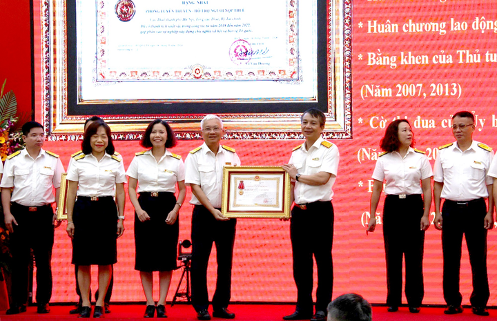 Tổng cục trưởng Mai Xuân Thành trao tặng Huân chương Lao động cho các tập thể thuộc Cục Thuế TP Hà Nội.