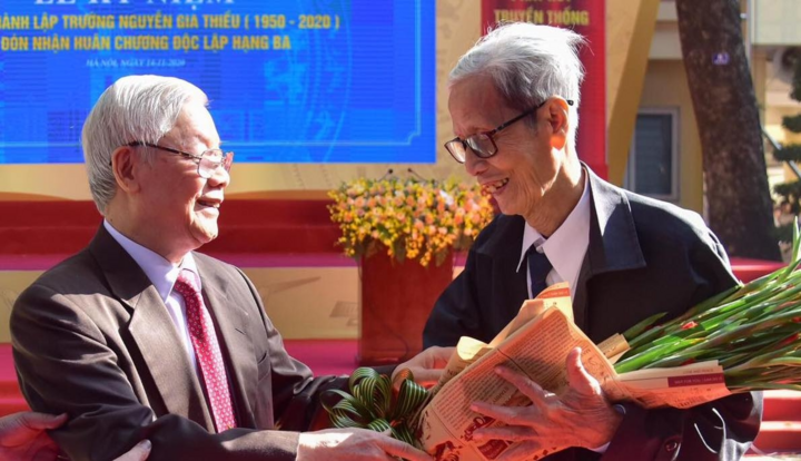 Cuộc gặp gỡ đầy xúc động giữa Tổng Bí thư Nguyễn Phú Trọng và thầy giáo chủ nhiệm cũ trong lần cuối cùng về thăm trường. (Ảnh: Nhà trường cung cấp)