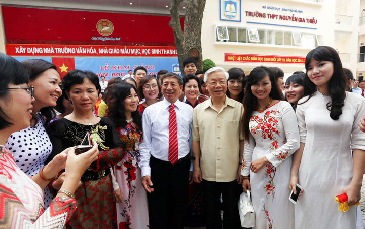 Tổng Bí thư Nguyễn Phú Trọng cùng thầy cô trường THPT Nguyễn Gia Thiều (Ảnh: Nhà trường cung cấp).