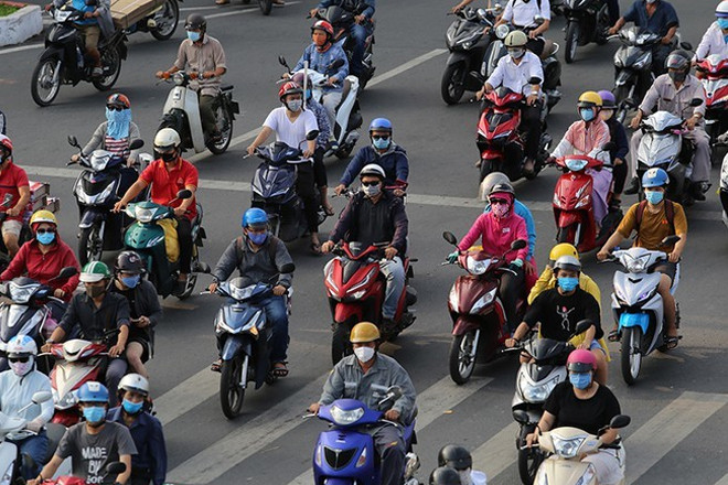 Xe máy không giữ khoảng cách an toàn để xảy ra va chạm bị phạt bao nhiêu tiền? - 1