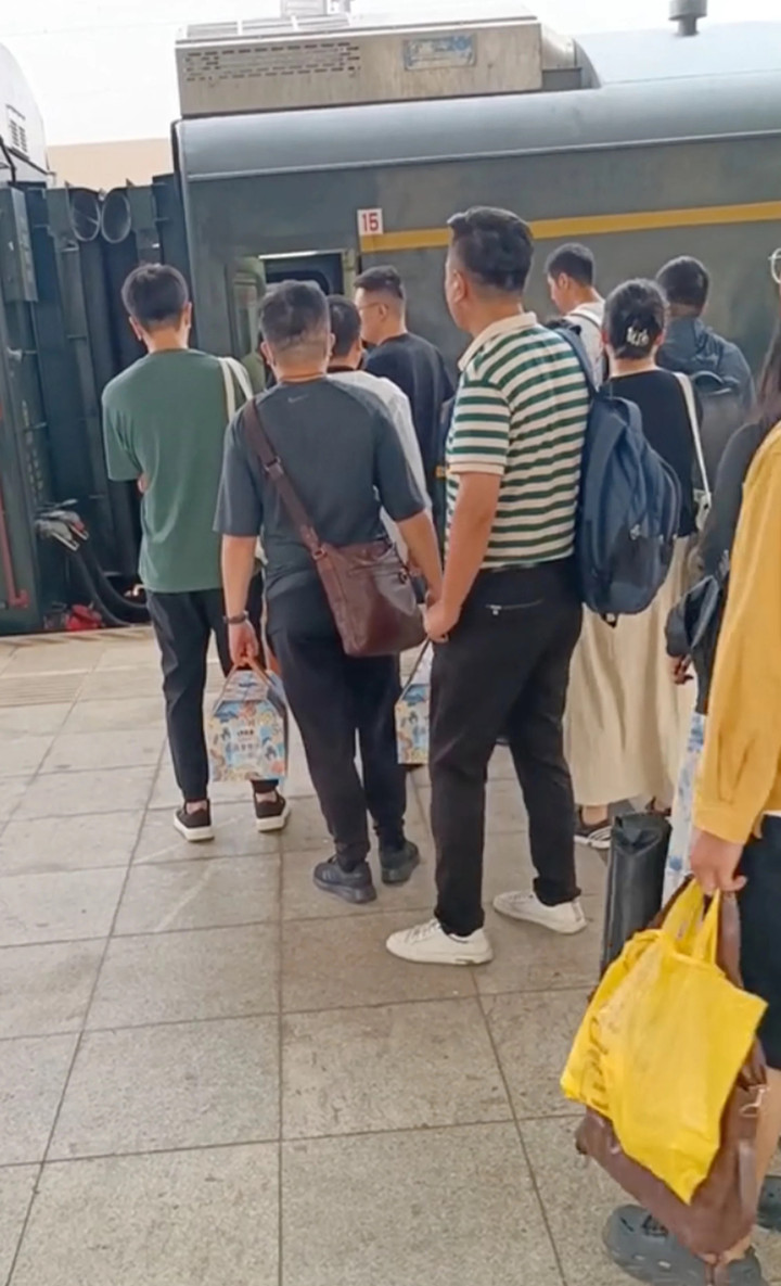 Lin bắt tàu lúc 6h15 mỗi ngày để có thể đến văn phòng đúng giờ. (Ảnh: Douyin)