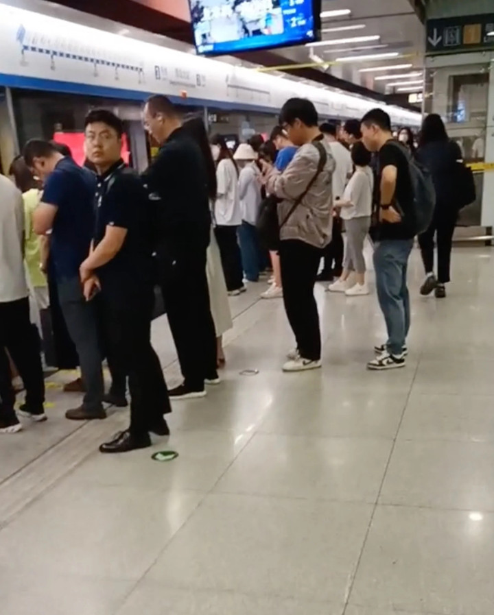 Chặng cuối cùng trong hành trình đến văn phòng của anh là 15 phút ngồi tàu điện ngầm. (Ảnh: Douyin)