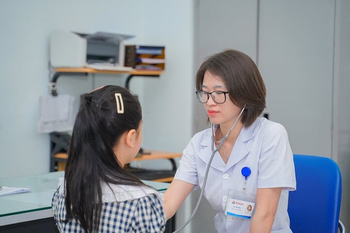 Bác sĩ Như thăm khám cho bệnh nhân.