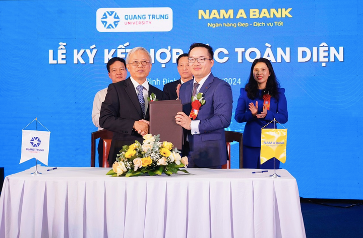 Đại diện Nam A Bank và trường Đại học Quang Trung ký kết hợp tác.