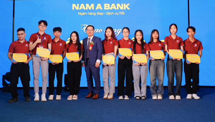 Nam A Bank đã trao học bổng cho sinh viên trường Đại học Quang Trung.