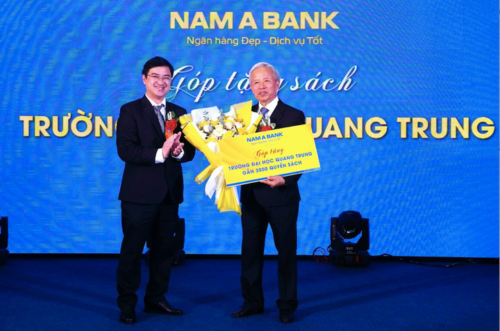 Đại diện Nam A Bank trao tặng gần 3.000 cuốn sách cho Đại học Quang Trung.