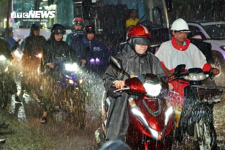 Thời tiết TP.HCM hôm nay 20/7 sáng nắng gián đoạn, chiều tối có mưa dông trên diện rộng.