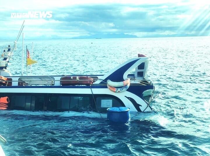 Sau khi va vào rạn đá ngầm, cano du lịch bị vào nước và chìm.