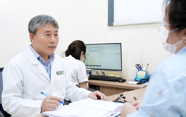 Bác sĩ Ước tư vấn sức khoẻ cho bệnh nhân.