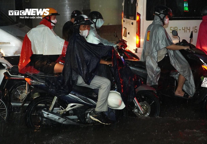 Thời tiết TP.HCM hôm nay 21/7, từ sáng đến trưa trời có nắng gián đoạn, về chiều mây dông phát triển gây mưa trên diện rộng.