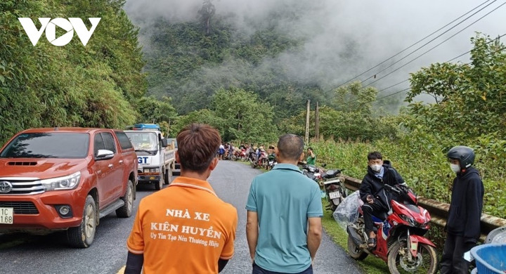 Đồng thời hướng dẫn, cảnh báo Nhân dân chủ động phòng tránh trước những diễn biến bất thường của mưa lũ, sạt lở đất.